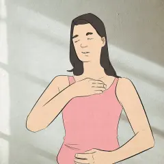 Donna con occhi chiusi e mani sul petto e sull'addome, in un momento di concentrazione acuta.