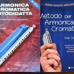 Due libri di Max De Aloe sul corso armonica a bocca cromatica, uno per principianti e uno ampliato, con armoniche in evidenza.