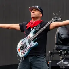 Tom Morello, uno dei chitarristi famosi, sul palco con la sua iconica chitarra "Arm the Homeless".