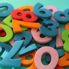 Un mucchio di numeri colorati, perfetti per imparare le canzoni con numeri. Si vedono 0, 1, 2, 3, 4, 5, 6, 7, 8, 9.