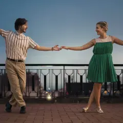 Coppia balla sul tetto, mostrando la differenza tra swing e lindy hop con movimenti aggraziati.