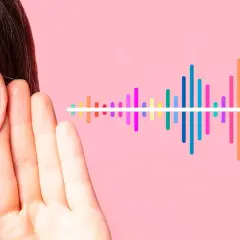 Orecchio umano che ascolta un'onda sonora colorata, simbolo di orecchio assoluto e relativo.