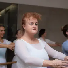 Donne di diverse età partecipano a una lezione di danza, dimostrando che il movimento è facile prese danza per tutti.