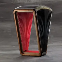 Fisarmonica con mantice rosso e nero, pronta per suonare melodie allegre.