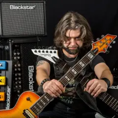 Chitarrista con chitarre e amplificatori Blackstar. Un'icona tra i chitarristi famosi attuali, pronto a scatenare riff potenti.