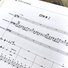 Spartito musicale con indicazioni per come comporre una melodia EDM. Si vedono linee melodiche per synth e percussioni.