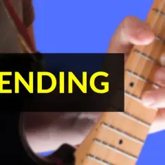Mano che preme le corde di una chitarra elettrica, mostrando la tecnica del bending.