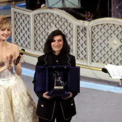 La vincitrice di "La solitudine canzone" riceve un premio.