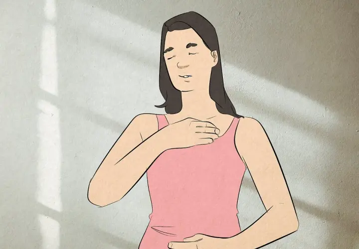 Donna con occhi chiusi e mani sul petto e sull'addome, in un momento di concentrazione acuta.