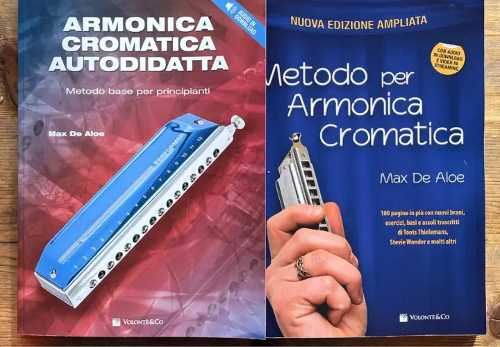 Due libri di Max De Aloe sul corso armonica a bocca cromatica, uno per principianti e uno ampliato, con armoniche in evidenza.
