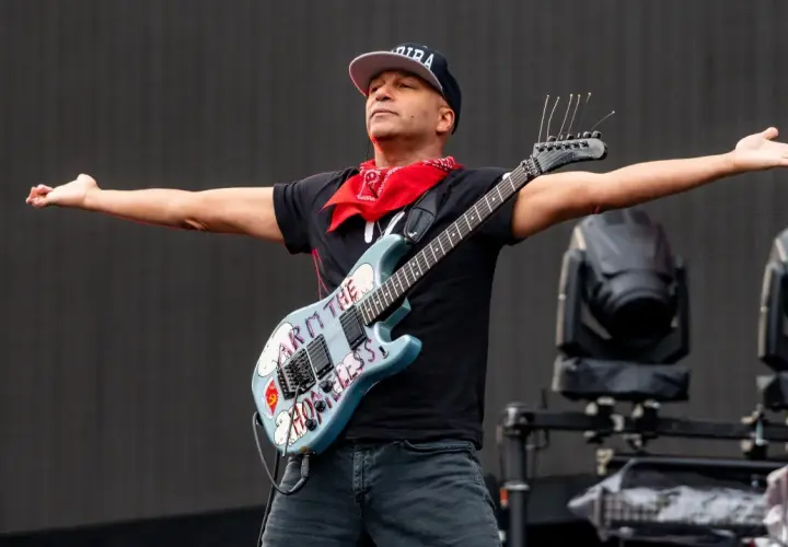 Tom Morello, uno dei chitarristi famosi, sul palco con la sua iconica chitarra "Arm the Homeless".