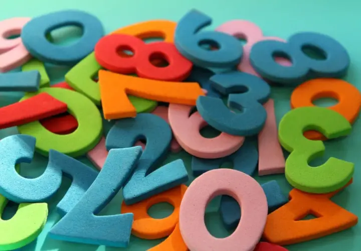 Un mucchio di numeri colorati, perfetti per imparare le canzoni con numeri. Si vedono 0, 1, 2, 3, 4, 5, 6, 7, 8, 9.