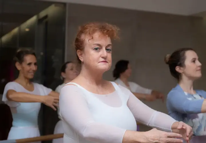 Donne adulte in posa di danza classica, con grazia e concentrazione, imparano i passi con passione.