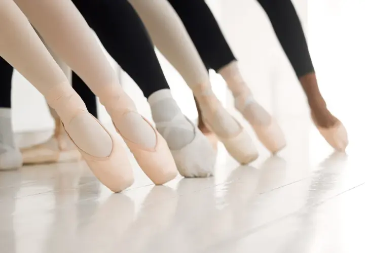 Punte di ballerine in fila, pronte per la danza moderna.