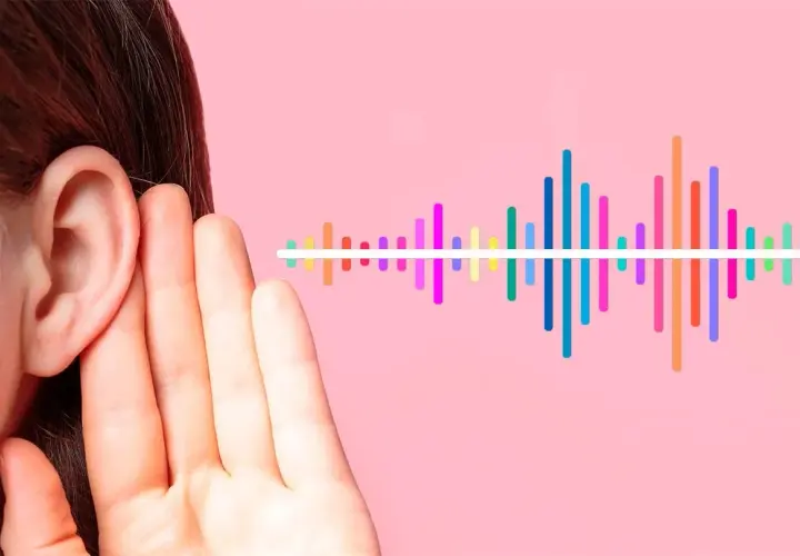 Orecchio umano che ascolta un'onda sonora colorata, simbolo di orecchio assoluto e relativo.