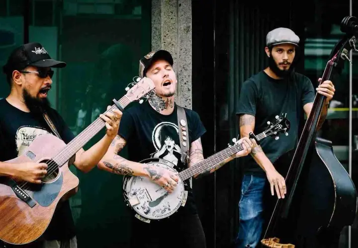Un trio suona musica con chitarra, banjo e contrabbasso. Le loro canzoni tonalità bassa creano un'atmosfera suggestiva.