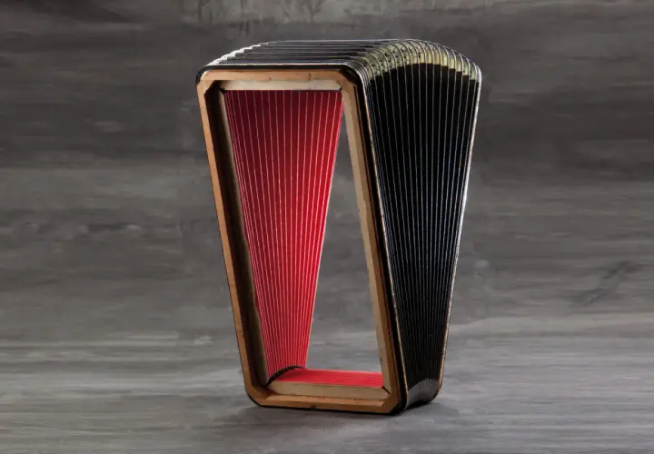 Fisarmonica con mantice rosso e nero, pronta per suonare melodie allegre.