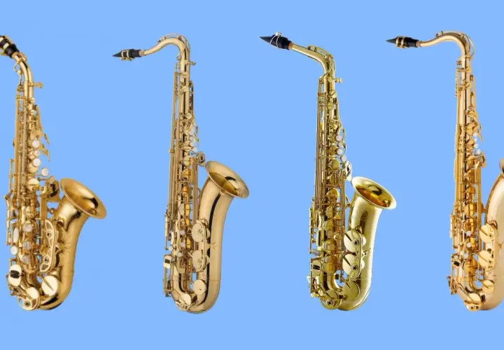Quattro sax, strumenti a fiato dorati, pronti per un assolo jazz.