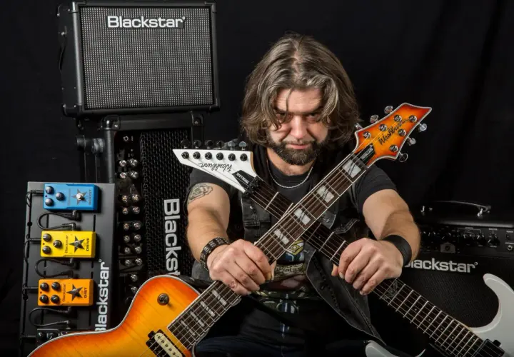 Chitarrista con chitarre e amplificatori Blackstar. Un'icona tra i chitarristi famosi attuali, pronto a scatenare riff potenti.