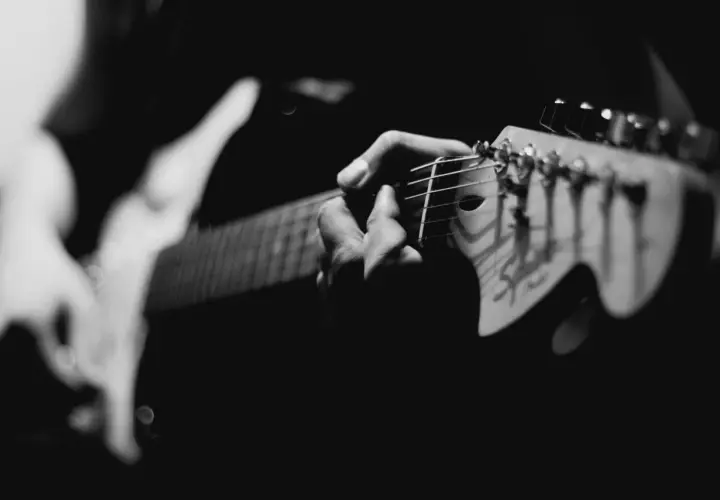 Mani che accarezzano le corde di una chitarra elettrica, creando un blues shuffle intenso e passionale.