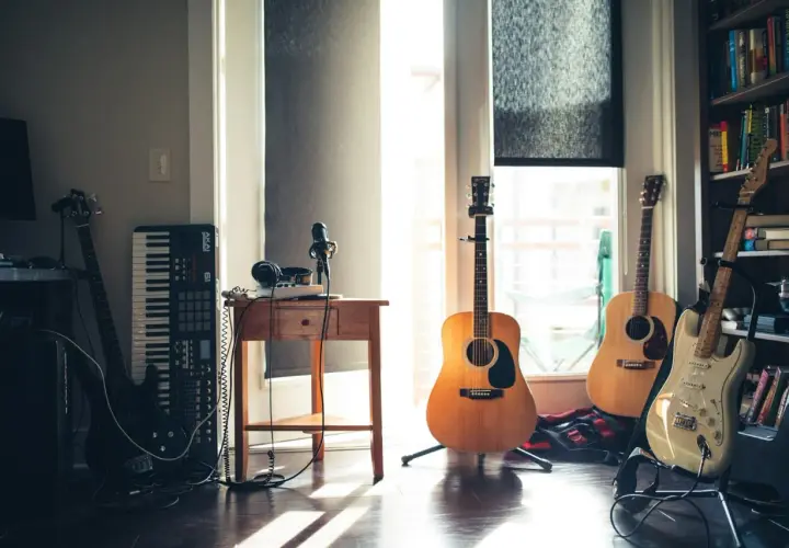 Un angolo per creare la tua prossima **scala canzone**: chitarre, basso, tastiera, microfono e cuffie, pronti per la musica.