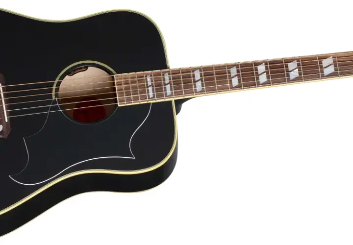 Chitarra acustica Gibson nera, con finiture dorate e intarsi a forma di diamante sul manico. Potrebbe essere la chitarra di Elvis.
