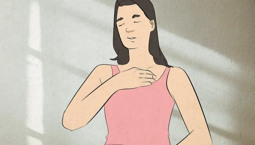 Donna con occhi chiusi e mani sul petto e sull'addome, in un momento di concentrazione acuta.