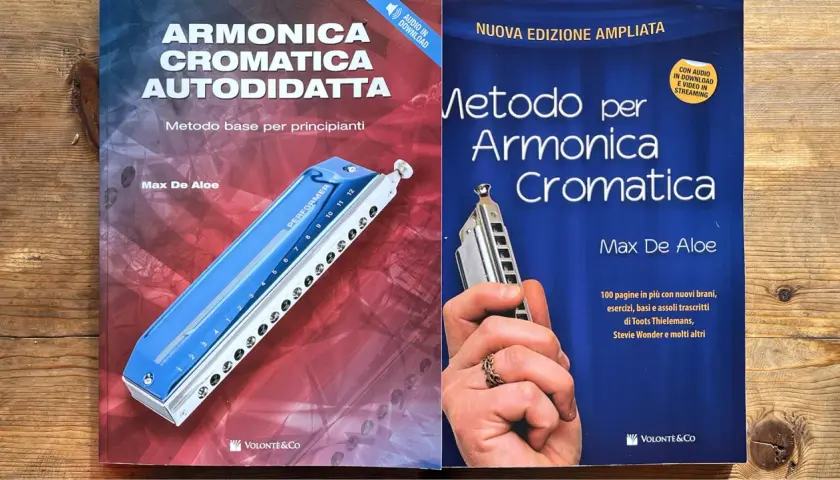 Due libri di Max De Aloe sul corso armonica a bocca cromatica, uno per principianti e uno ampliato, con armoniche in evidenza.