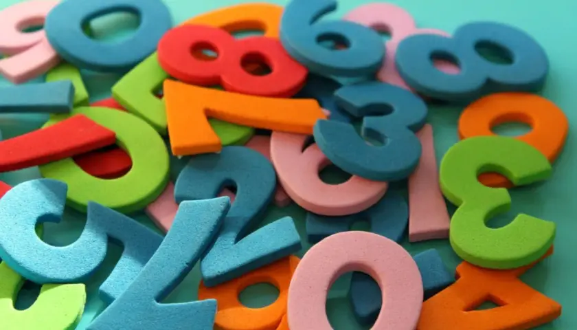 Un mucchio di numeri colorati, perfetti per imparare le canzoni con numeri. Si vedono 0, 1, 2, 3, 4, 5, 6, 7, 8, 9.