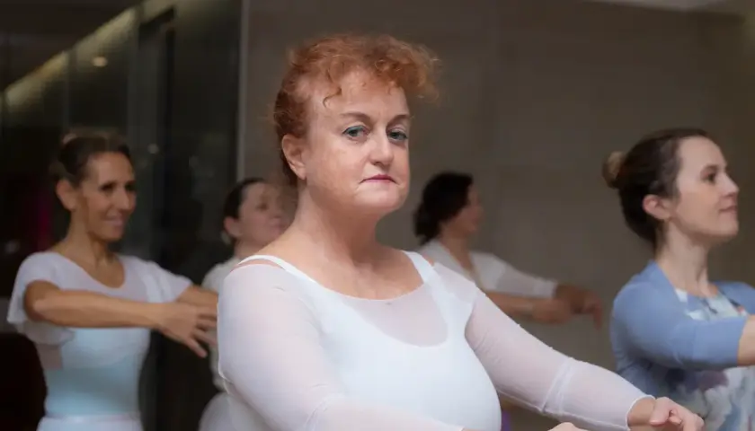 Donne adulte in posa di danza classica, con grazia e concentrazione, imparano i passi con passione.