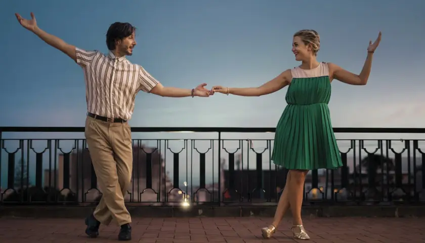 Coppia balla sul tetto, mostrando la differenza tra swing e lindy hop con movimenti aggraziati.