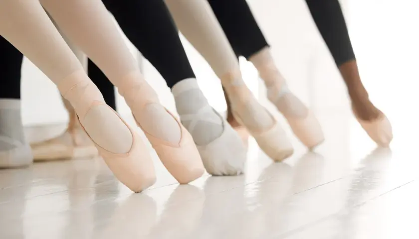 Punte di ballerine in fila, pronte per la danza moderna.