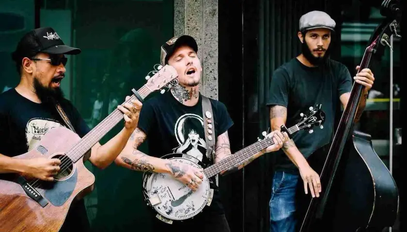 Un trio suona musica con chitarra, banjo e contrabbasso. Le loro canzoni tonalità bassa creano un'atmosfera suggestiva.