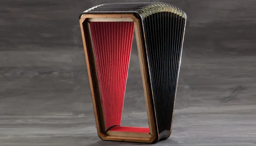 Fisarmonica con mantice rosso e nero, pronta per suonare melodie allegre.