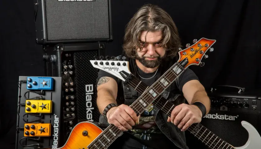 Chitarrista con chitarre e amplificatori Blackstar. Un'icona tra i chitarristi famosi attuali, pronto a scatenare riff potenti.