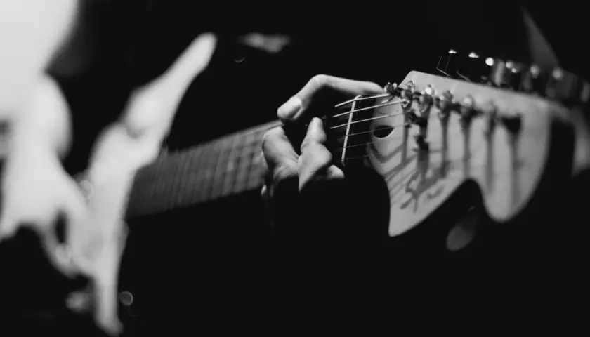 Mani che accarezzano le corde di una chitarra elettrica, creando un blues shuffle intenso e passionale.