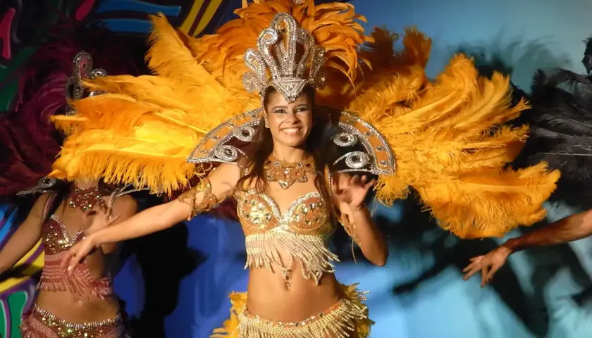 Una ballerina sfoggia un costume scintillante e piume colorate, pronta per un energico ballo brasiliano.