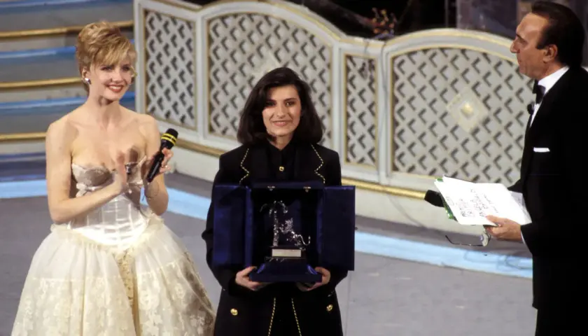 La vincitrice di "La solitudine canzone" riceve un premio.