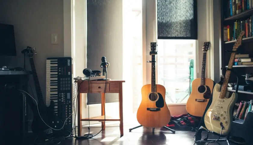 Un angolo per creare la tua prossima **scala canzone**: chitarre, basso, tastiera, microfono e cuffie, pronti per la musica.
