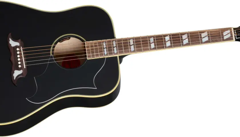 Chitarra acustica Gibson nera, con finiture dorate e intarsi a forma di diamante sul manico. Potrebbe essere la chitarra di Elvis.