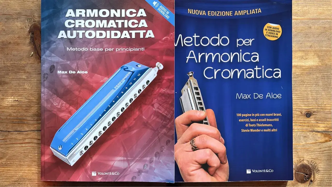 Due libri di Max De Aloe sul corso armonica a bocca cromatica, uno per principianti e uno ampliato, con armoniche in evidenza.