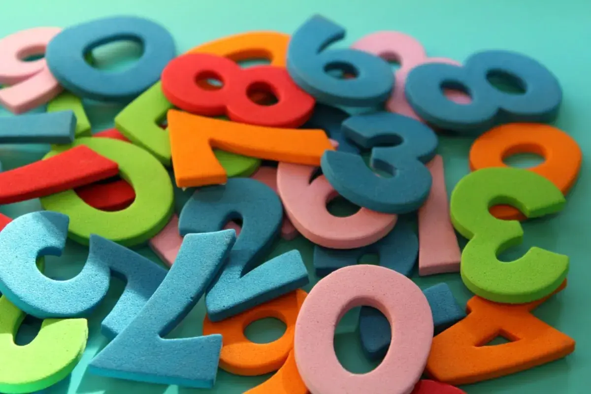 Un mucchio di numeri colorati, perfetti per imparare le canzoni con numeri. Si vedono 0, 1, 2, 3, 4, 5, 6, 7, 8, 9.