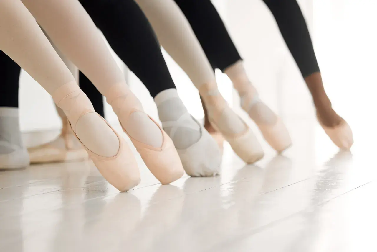 Punte di ballerine in fila, pronte per la danza moderna.