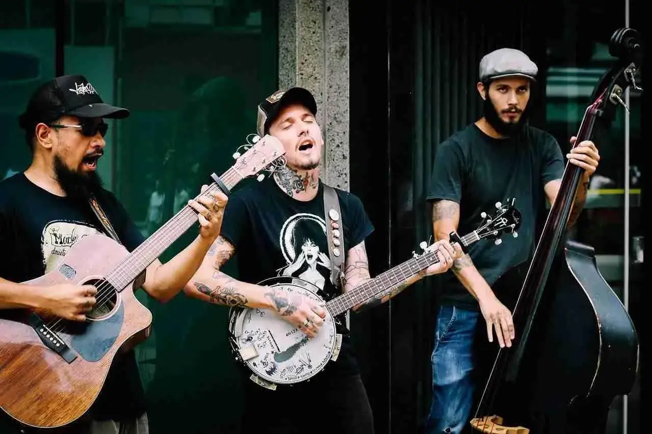 Un trio suona musica con chitarra, banjo e contrabbasso. Le loro canzoni tonalità bassa creano un'atmosfera suggestiva.