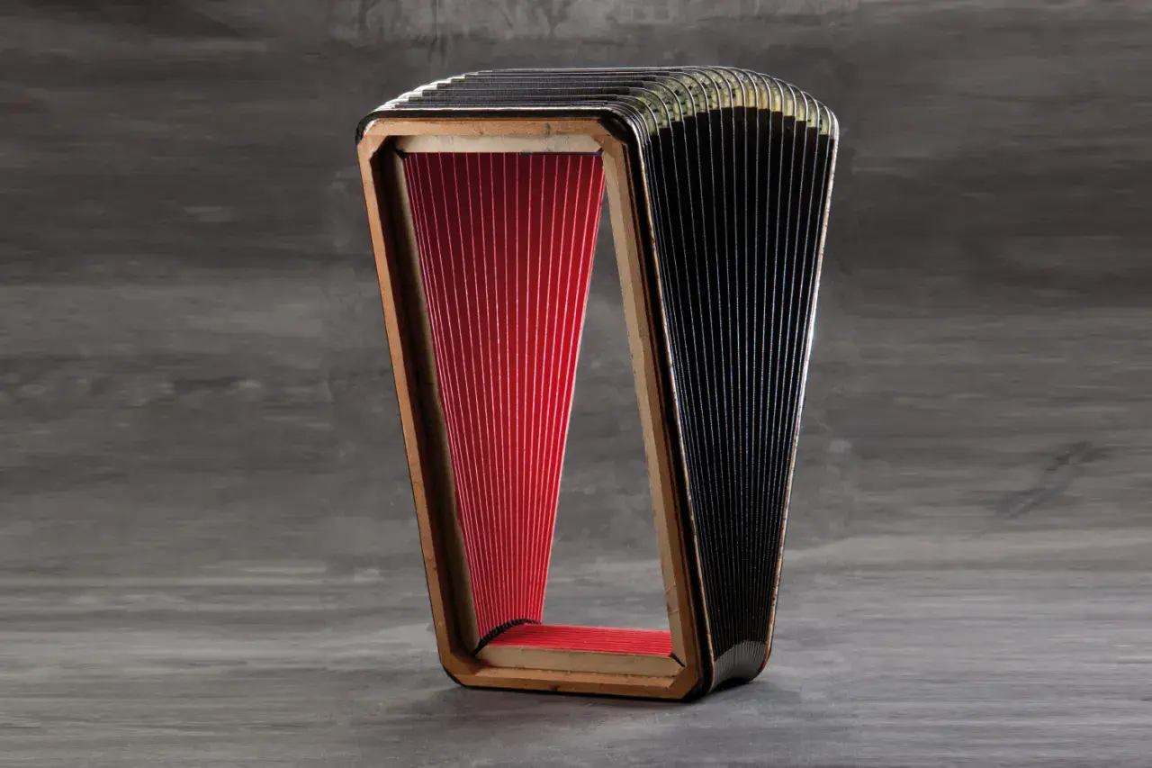 Fisarmonica con mantice rosso e nero, pronta per suonare melodie allegre.