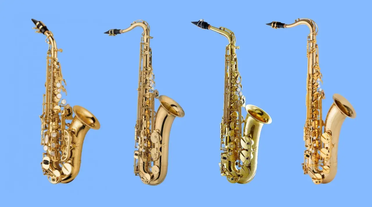 Quattro sax, strumenti a fiato dorati, pronti per un assolo jazz.