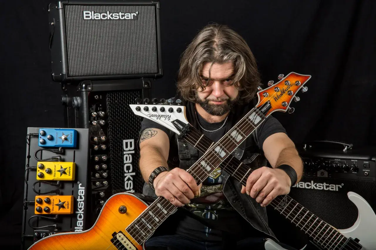 Chitarrista con chitarre e amplificatori Blackstar. Un'icona tra i chitarristi famosi attuali, pronto a scatenare riff potenti.