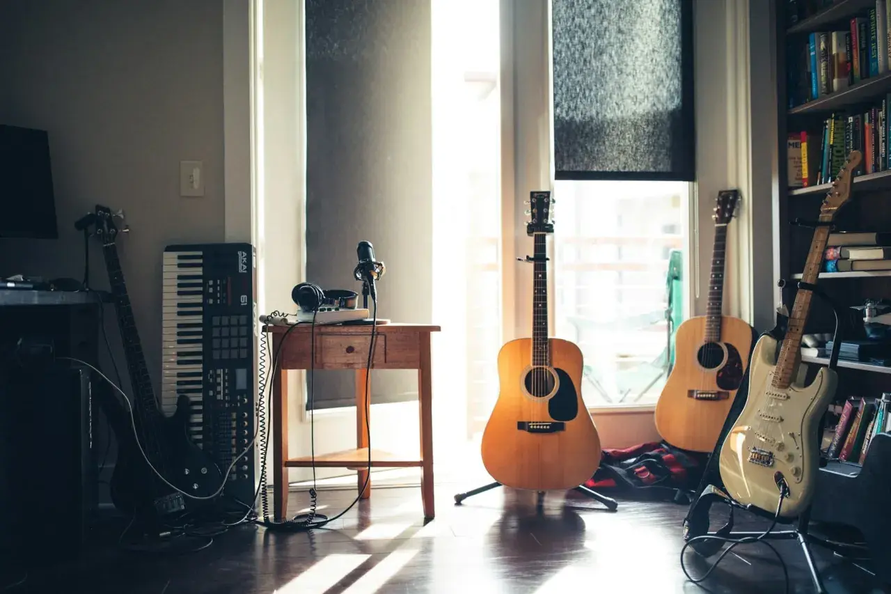Un angolo per creare la tua prossima **scala canzone**: chitarre, basso, tastiera, microfono e cuffie, pronti per la musica.