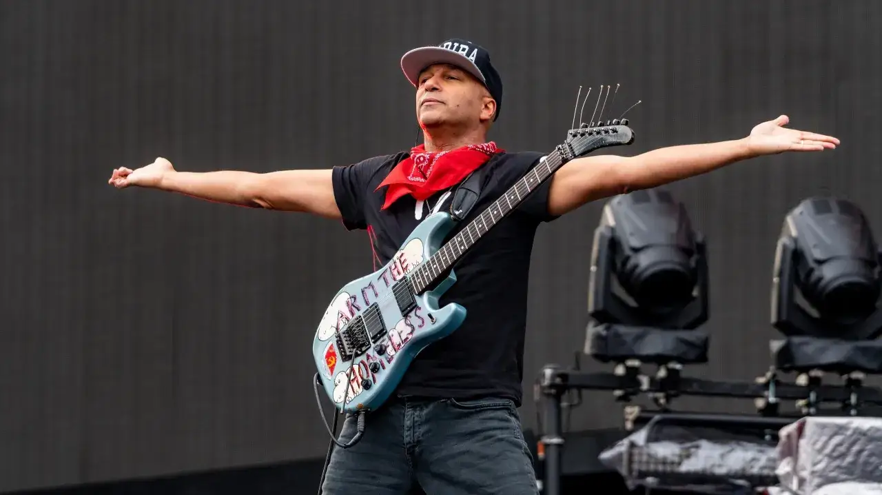 Tom Morello, uno dei chitarristi famosi, sul palco con la sua iconica chitarra 
