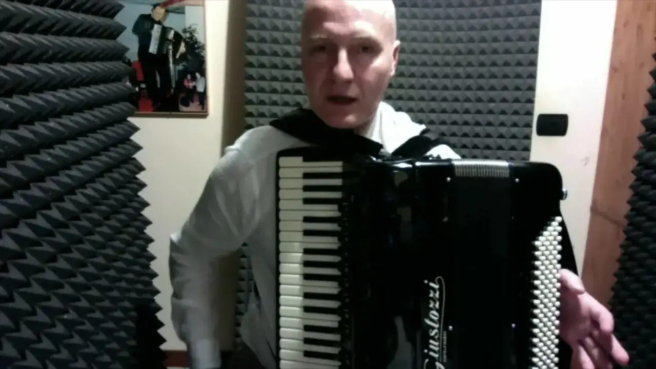 Uomo con fisarmonica nera, pronto a suonare. Sullo sfondo, un quadro con un uomo che suona la fisarmonica.